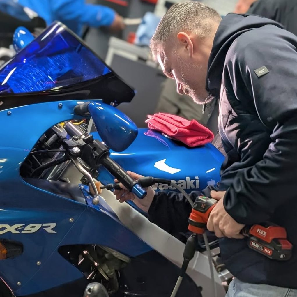 Polishing a blue motorcycle, using a FLEX PXE Polishing a blue motorcycle, using a FLEX PXE